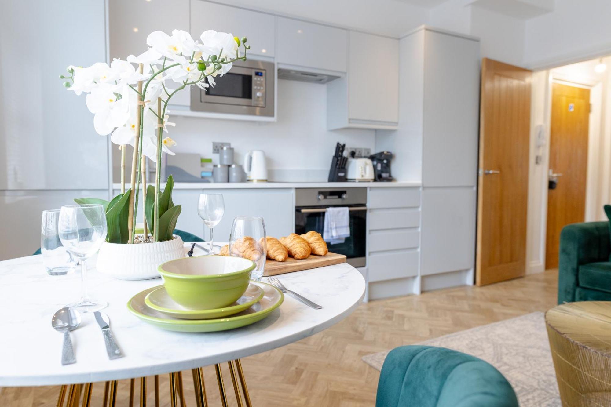 Boutique City Centre Apartments Cardiff Exterior photo
